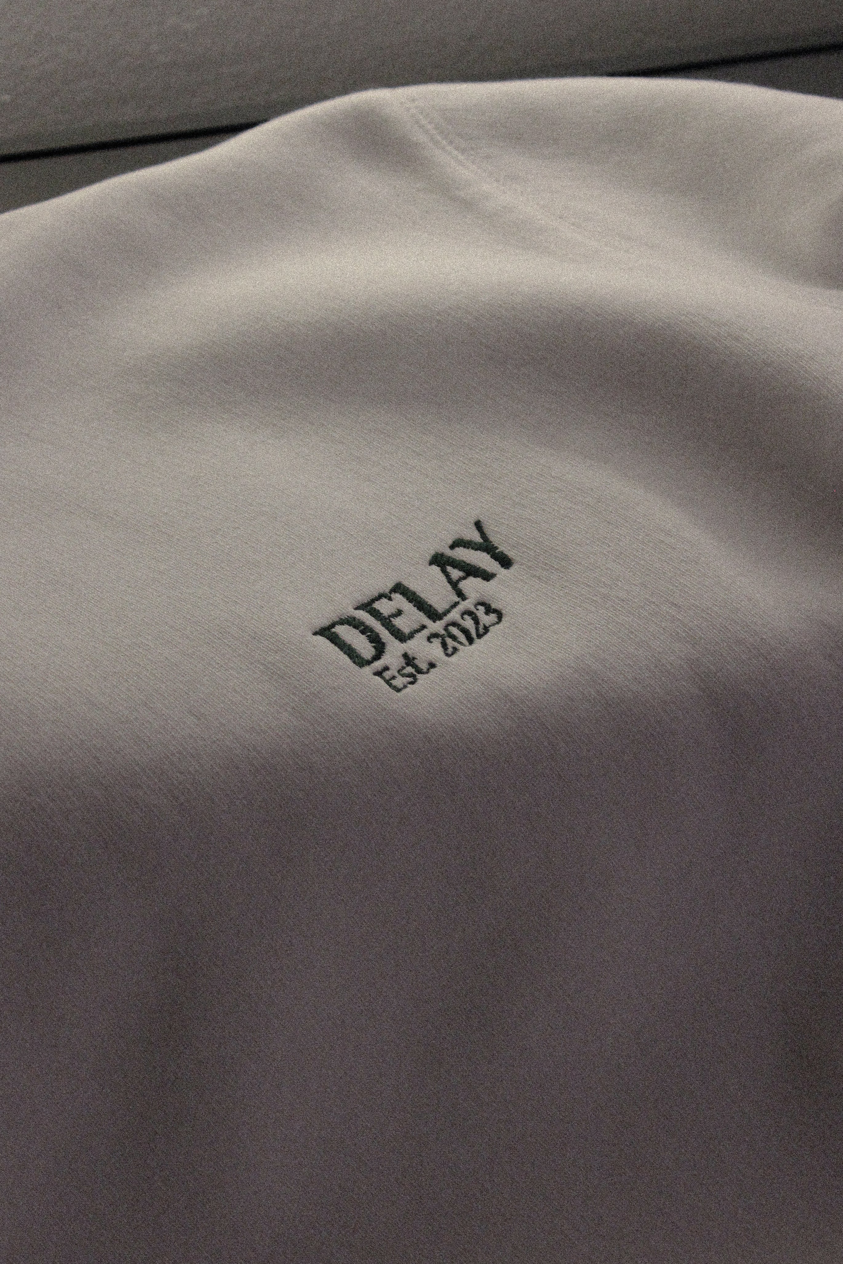 DELAY WHITE CREWNECK