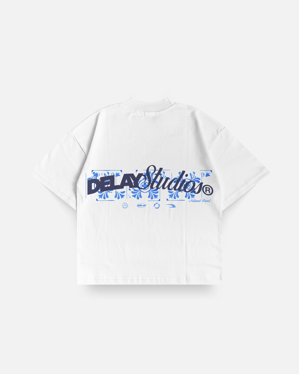 T-shirt boxy Delaystudios Azulejo com padrão colorido e design moderno, vista frontal do produto sobre fundo branco.